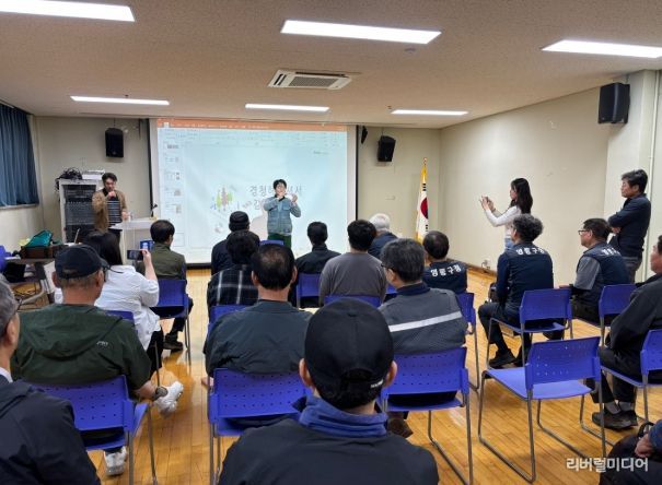 산림병해충 담당자와 예찰 인력을 대상으로 현장 대응 전문교육을 하고 있다.