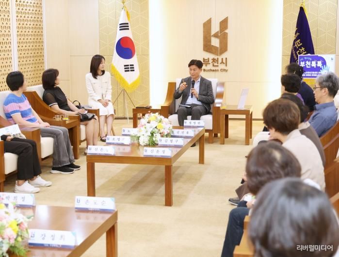 조용익 부천시장이 한 참여자의 질문에 답변하고 있다.