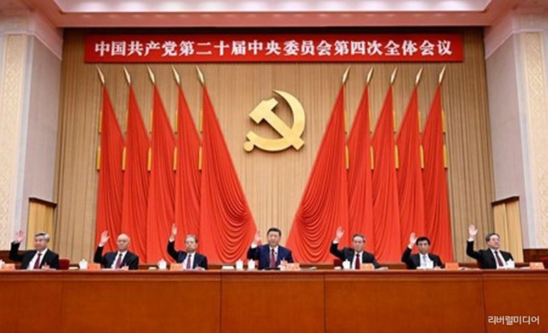 시진핑, 리창(李强), 자오러지(趙樂際), 왕후닝(王滬寧), 차이치(蔡奇), 딩쉐샹(丁薛祥), 리시(李希) 등이 주석대에 착석했다. (사진/신화통신)