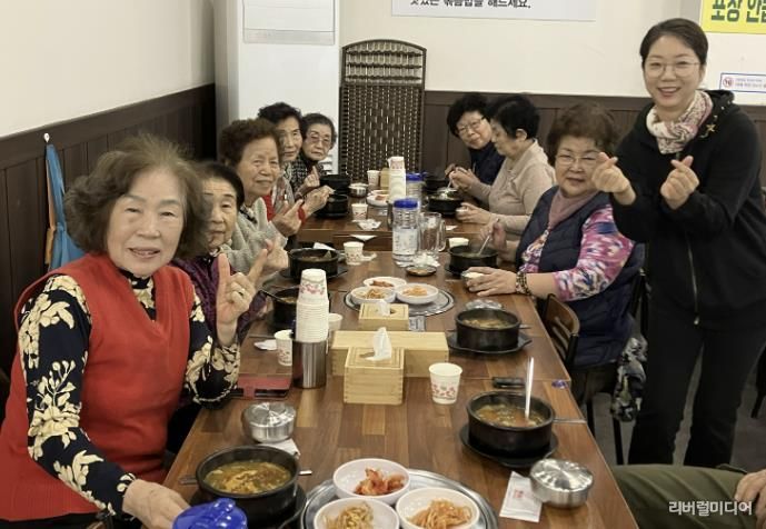 수원시 영통구 매탄2동 '한가네 대박고깃집' 경로당 어르신들께 따뜻한 점심 대접