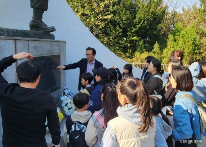 백일장에 참가한 어린이들이 애기봉평화생태공원을 둘러보며 백일장 사전행사인 역사문화해설을 듣고 있다.