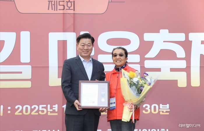 박승원 광명시장이 지난 1일 ‘하담길’(하안주공 9단지·10단지 사이길)에서 열린 ‘제5회 하담길 마을축제’에 참석해 하안4동 주민자치회 위원에게 시장표창을 수여하고 기념사진을 촬영하고 있다.