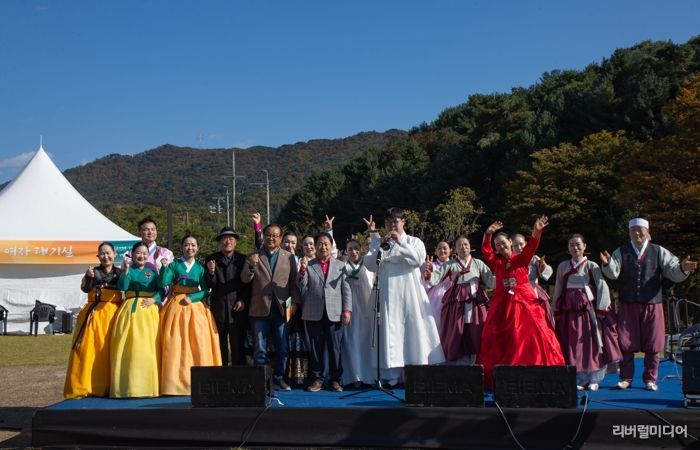 주광덕 시장과 예술인들이 기념사진을 찍고 있다