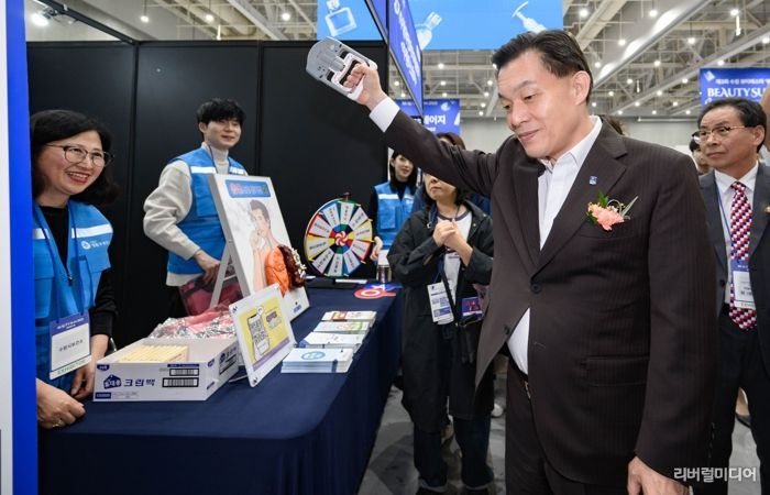 이재준 수원시장이 10월 31일 ‘건강 캠페인’ 홍보부스에서 악력기를 체험해 보고 있다.