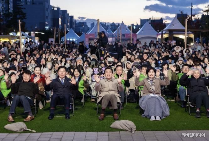 이재준 수원시장(가운데), 백혜련 의원(수원시을), 수원시의회 윤경선 의원, 이병진 수원도시재단 이사장, 김종석 권선구청장 등이 탄소중립 한마당 축제에 참가한 시민들과 함께하고 있다.