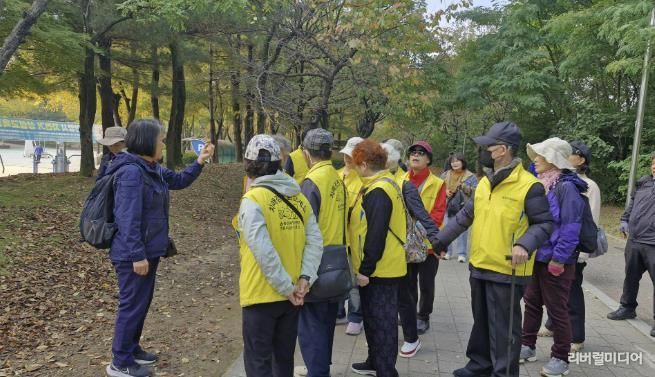 안양 동안치매안심센터는 치매가족 숲생태체험 프로그램으로 학의천 생태체험을 진행했다