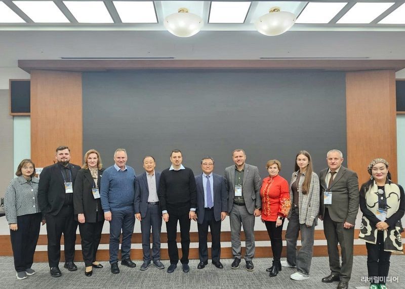 10월 28일 한국과 우크라이나 관계자들이 한국경제개발원 내에 설립된 글로벌지식협력단지를 방문해 한국 경제 발전사를 다룬 전시관을 방문하고 함께 기념촬영을 했다. 사진 맨 좌측에서 다섯번쨰는 KUNBA의 이사장 이양구 (전 우크리아니 대사)이며, 사진 맨 우측이 글로벌외교관포럼의 제나 정 (Dr.Zena Chung) 이사장이다.