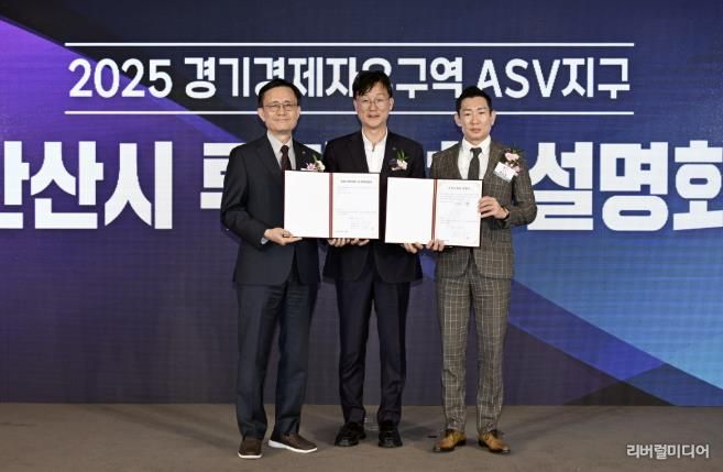 이민근 안산시장(가운데)이 지난 6일 일산 킨텍스에서 대덕전자, (주)MTI 관계자와 투자의향서를 체결하고 기념촬영을 하고 있다.