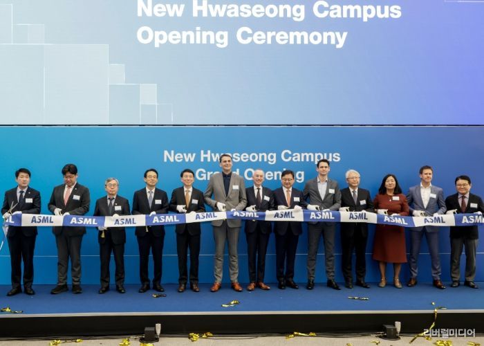 12일 ASML 화성뉴캠퍼스 준공식에서 주요 내빈들이 테이프 커팅을 하고 있다