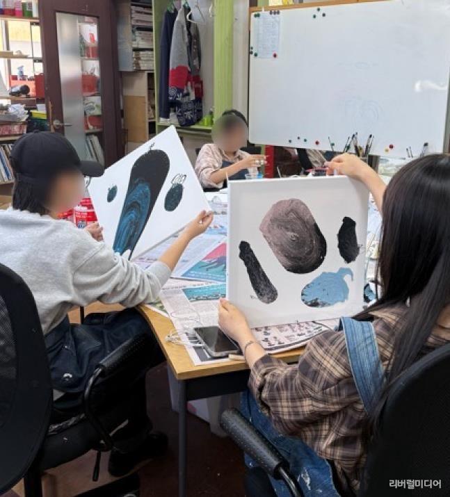 수원여자단기청소년쉼터 미술 전시회 '별빛을 보듬다' 개최