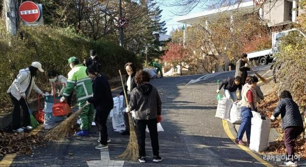수원시 팔달구 매교동, 가을철 낙엽 대청소 실시