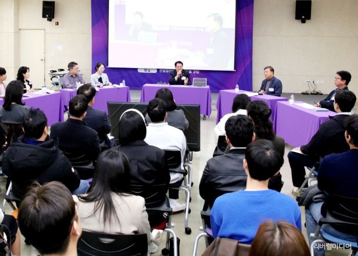 안양시가 민선8기 3주년 기념 공공·협력기관 순회간담회를 개최 중인 가운데, 2일 오후 3시부터 안양창업지원센터 9층 강당에서 안양산업진흥원 간담회가 진행되고 있다.