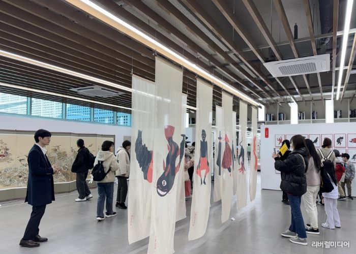 아트투어버스 참여자들이 전시를 관람하고 있다.