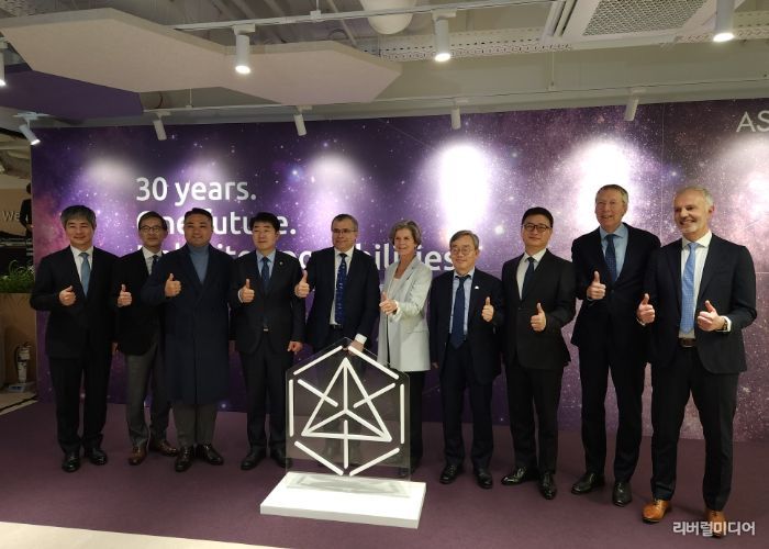 조승문 화성특례시 제2부시장이 히쳄 엠사드 ASM CEO, 이영석 ASM 코리아 대표 등 주요 내빈들과 기념촬영을 하고 있다