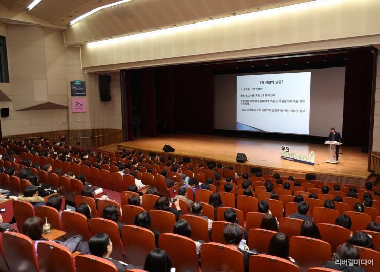 문형배 전 헌법재판관이 시청 어울마당에서 강연하고 있다.