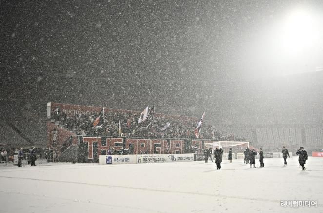 이달 4일, 부천FC1995의 승강 PO 1차전이 폭설로 연기된 후에도 헤르메스가 자리를 지키며 응원하고 있다.