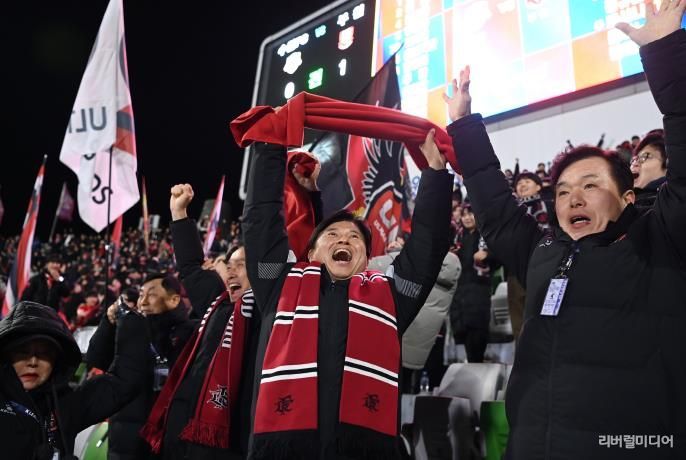 이달 8일 부천FC1995 승강 PO 2차전 경기에서 골을 넣자, 조용익 부천시장이 기뻐하고 있다