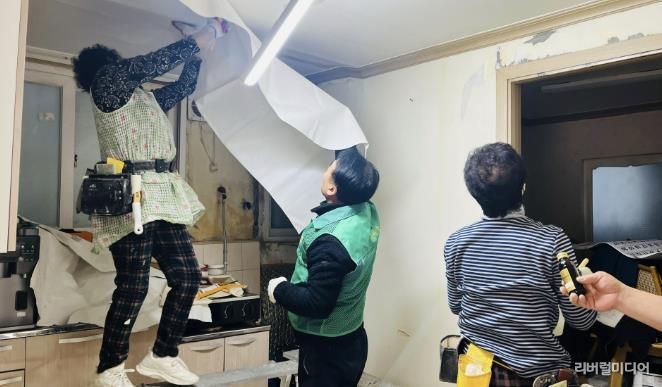 수원시 팔달구 매교동 새마을지도자협의회, 홀몸어르신을 위한 도배장판 지원사업 진행