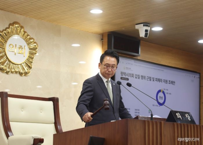 제259회 제2차 정례회 제2차 본회의에서 타봉하는 강정구의장