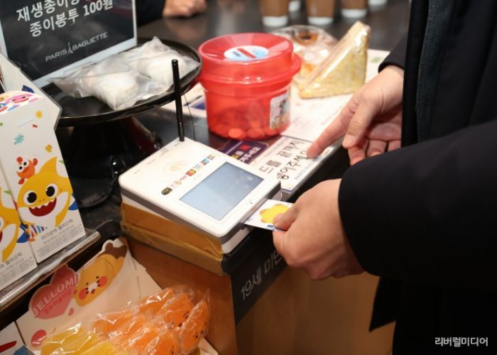 지역 상점에서 시민이 희망화성지역화폐를 사용해 결제하고 있다