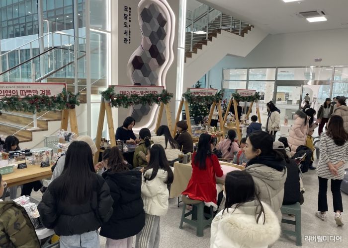 모담도서관 크리스마스 마켓 행사 모습