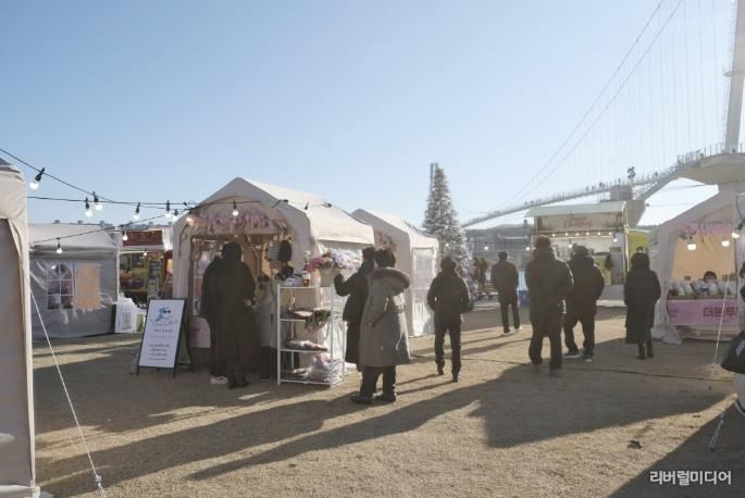 출렁다리 야경 아래 크리스마스 마켓… '핑크 홀리데이 여주'