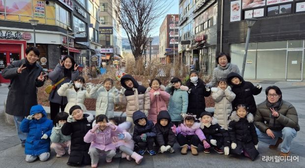 30일 소하상업지구에서 예술 조형물 설치 행사를 진행하고 시립소하누리어린이집 원아들과 기념사진을 촬영하고 있다.
