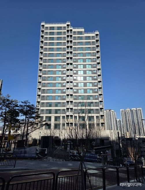 안양 냉천 행복주택(필름 부착 외관 사진).