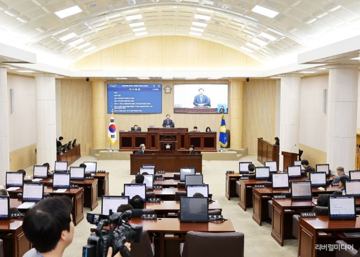 의회는 오는 6월 끝나는 9대 의회가 유종의 미를 거두고 새롭게 출범하는 10대 의회가 원활히 운영될 수 있도록 만반의 노력을 기울이겠다고 밝혔다. 사진은 지난해 12월 18일에 열렸던 제300회 제2차 정례회 제3차 본회의 중 한 장면.