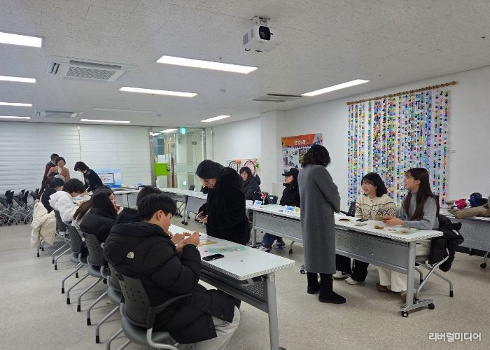 광명시 광명5동 청소년지도협의회는 26일 광명5동 행정복지센터에서 관내 청소년 20여 명과 함께 ‘손뜨개 카드지갑 만들기’ 체험 행사를 마쳤다.