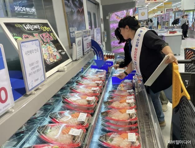 화성특례시 관계자가 2025년 추석 원산지 표시 점검을 하고 있다