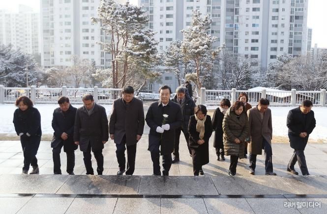 김성제 의왕시장, 시정 복귀…첫 행보로 현충탑 신년 참배