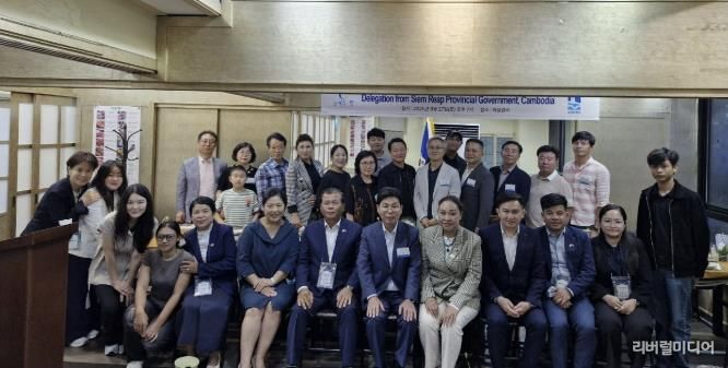 수원마을 출신 우수 졸업생과 국제교류센터 관계자들이 기념사진을 촬영하고 있다.