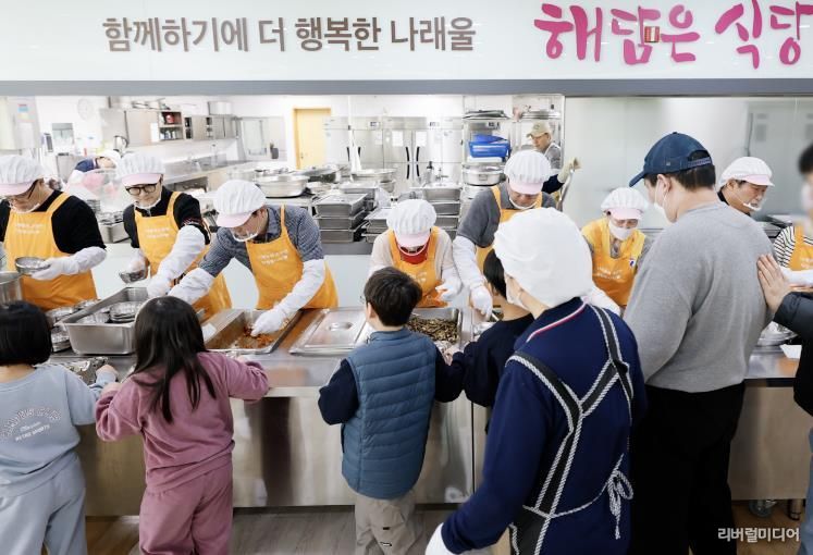 화성특례시의회 도시건설위원회 위원들이 나래울종합사회복지관에서 배식봉사를 하고 있다.