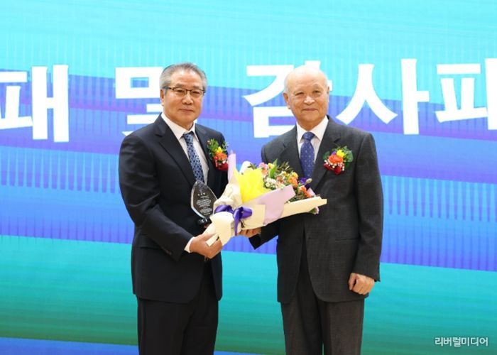 지난 12일 광명시청 대회의실에서 '광명시 보훈단체협의회 회장 이·취임식'을 진행하고 김득철 전임 회장(사진 왼쪽)과 김충환 신임 회장(사진 오른쪽)이 기념사진을 촬영하고 있다.