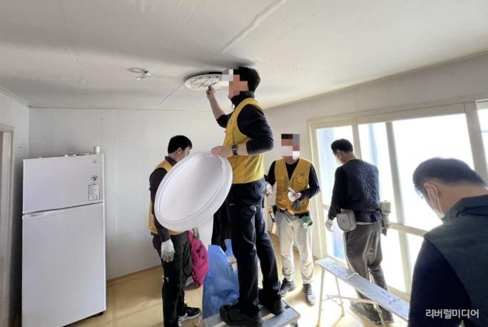 수정인테리어기술전문학원, 수원시 장안구 조원1동 홀몸어르신 가구에 무료 도배 봉사