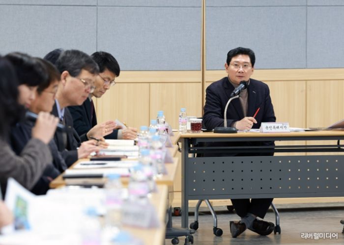 23일 기흥구청에서 열린 간부 공무원 회의에 참석한 이상일 시장이 발언하고 있다