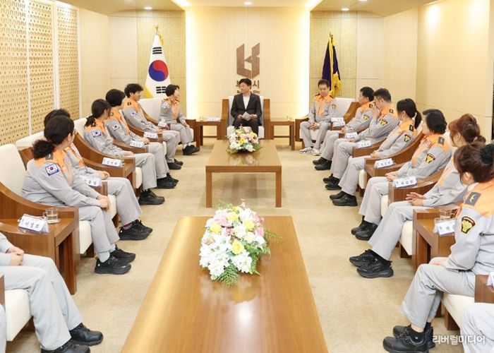 부천시는 지난 23일 의용소방대원들과 함께 간담회를 열었다.