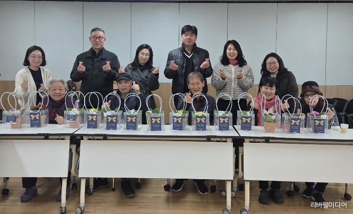 수원시 영통구 원천동 지역사회보장협의체, 홀몸 어르신 정서 지원