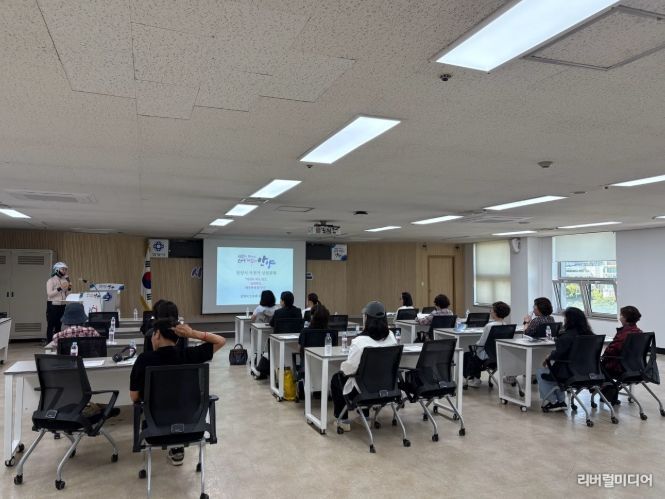 2025년에 실시된 무료 자전거 상설교육에서 참가자들이 자전거 안전법규 등 기초 이론을 배우고 있다