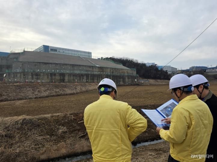 윤성진 제1부시장이 해빙기 대비 옹벽시설 안전점검을 실시하고 있다