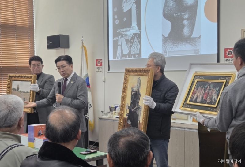 작품을 설명하고 있는 꾸바아트센터 차효준대표 (사진제공=K trendy NEWS)