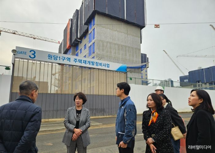 이현숙 고양교육지원청 교육장이 원당1구역 주택재개발조합 관계자와 함께 인근 통학로를 순회하며 공사현장을 점검하고 있다.