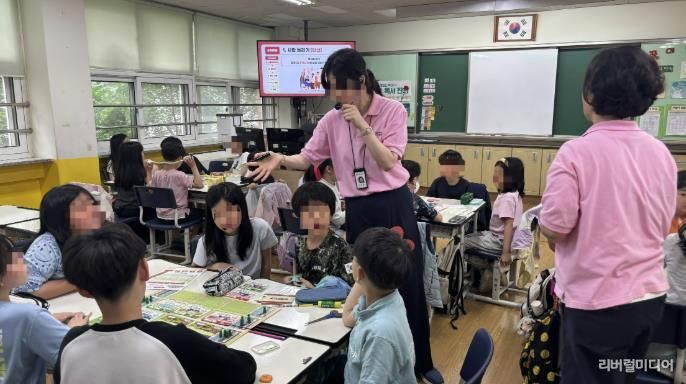 성남시 자체 양성 강사가 성남시내 한 초등학교 에서 보드게임을 활용한 ‘저출생 인식 개선 인구교육’을 하고 있다