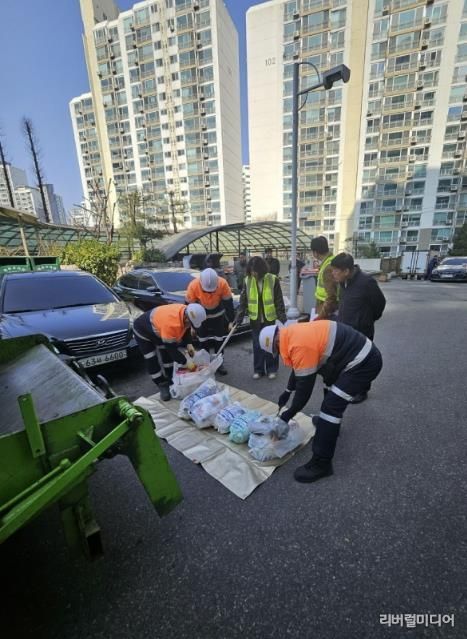 의왕시 종량제봉투 샘플링 검사_공동주택 현장에서 종량제봉투 파봉 후 샘플링 검사를 진행하고있다