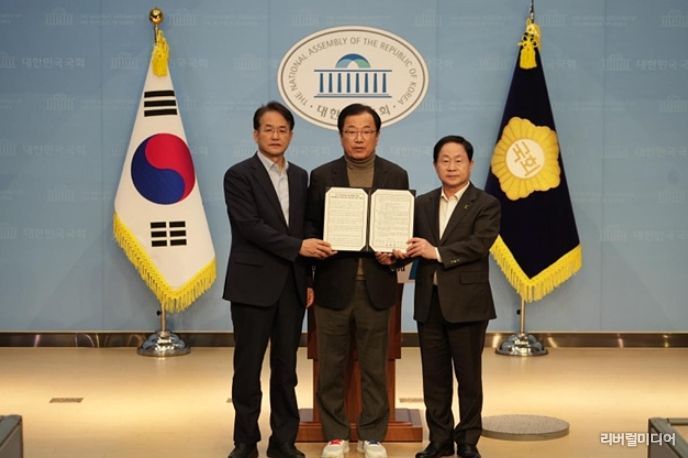 13일 (가운데)이현재 하남시장, (좌)이동환 고양특례시장, (우)주광덕 남양주시장이 국회를 방문하여 신도시 광역교통 문제 해결을 위한 공동 건의문을 발표했다.