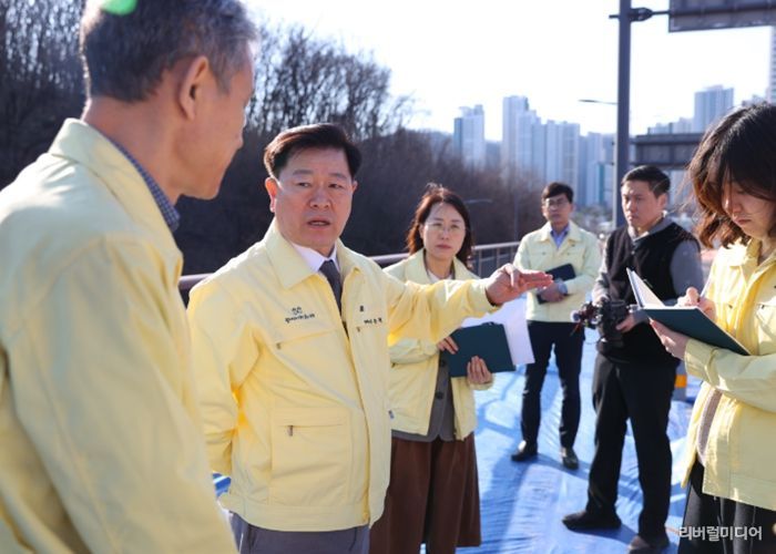 박승원 광명시장이 13일 오후 '제71회 생생소통현장' 일정으로 충훈대교 방문헤해 안전 관리에 만전을 가해줄 것을 당부하고 있다.