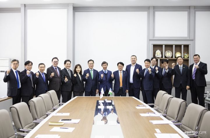 우즈벡 상공회의소 관계자들과 기념사진을 촬영하고 있는 평택시 방문단.