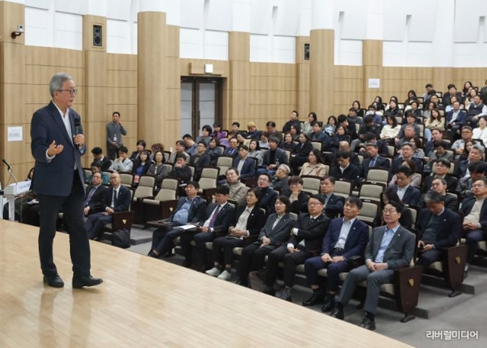 강남훈 기본사회위원회 부위원장이 화성특례시 공직자를 대상으로 기본사회 특강을 진행하고 있다