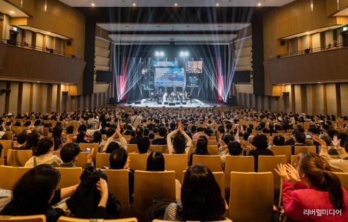 28일 용인포은아트홀에서 이상일 시장은 '그림과 스토리가 있는 음악회' 해설자로 참여했다